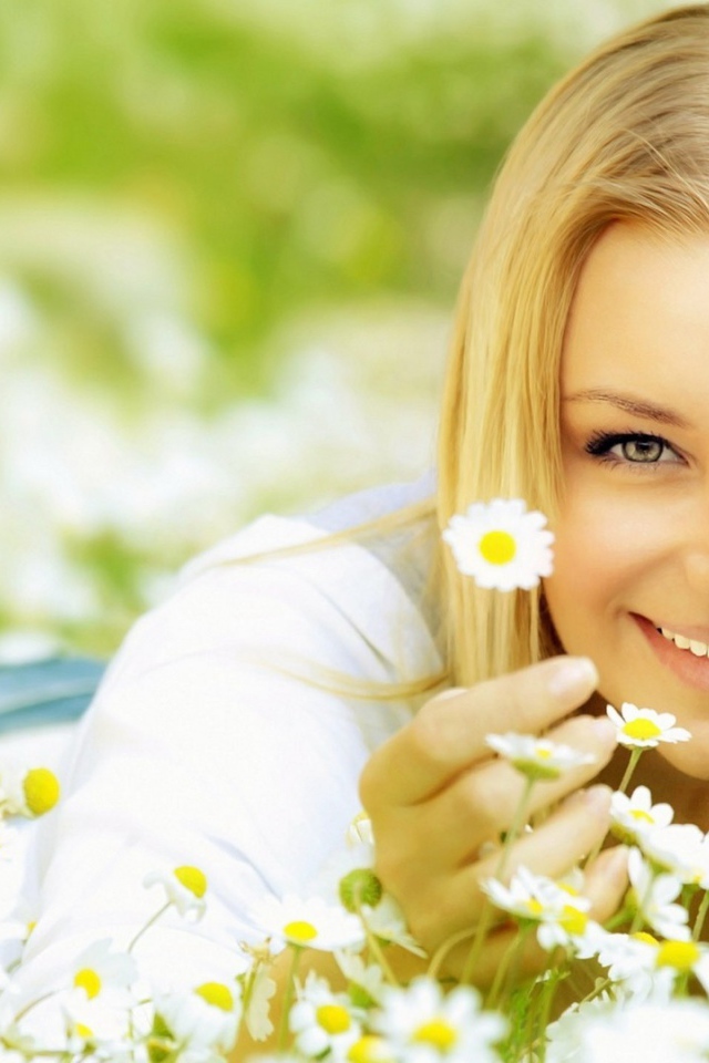Блондинка с ромашками