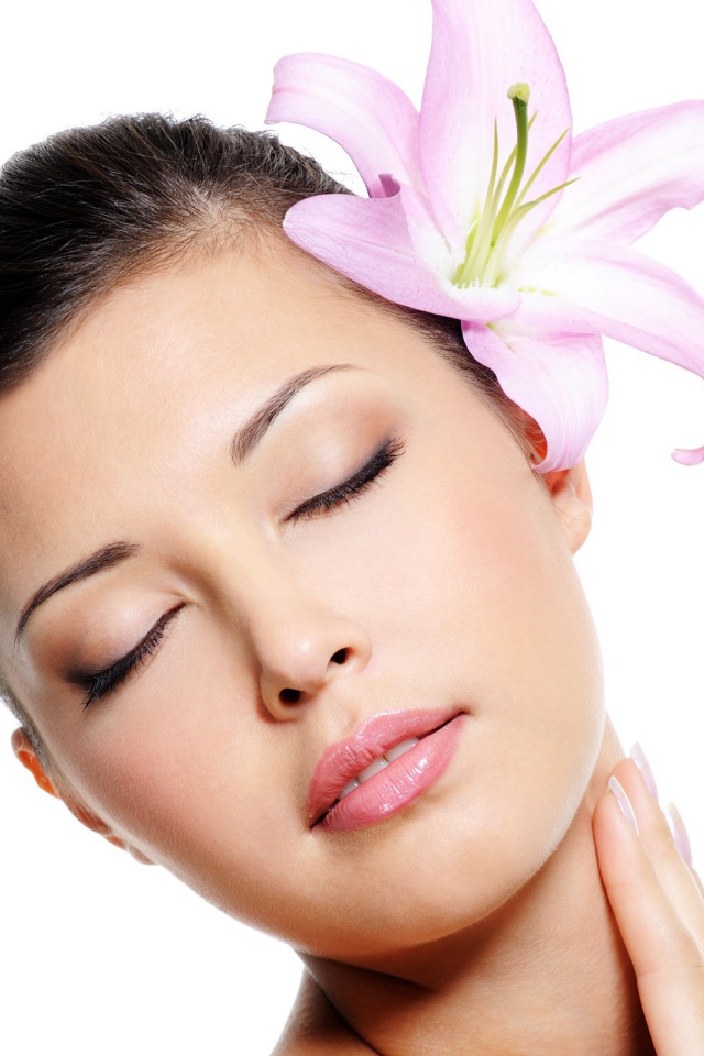 Брюнетка с лилией