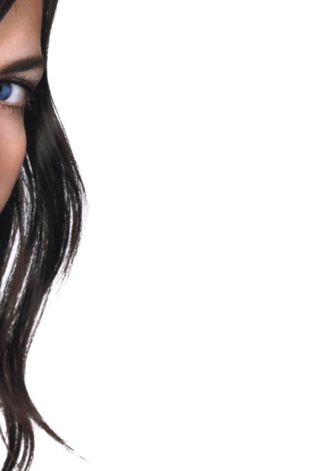 Брюнетка с синими глазами