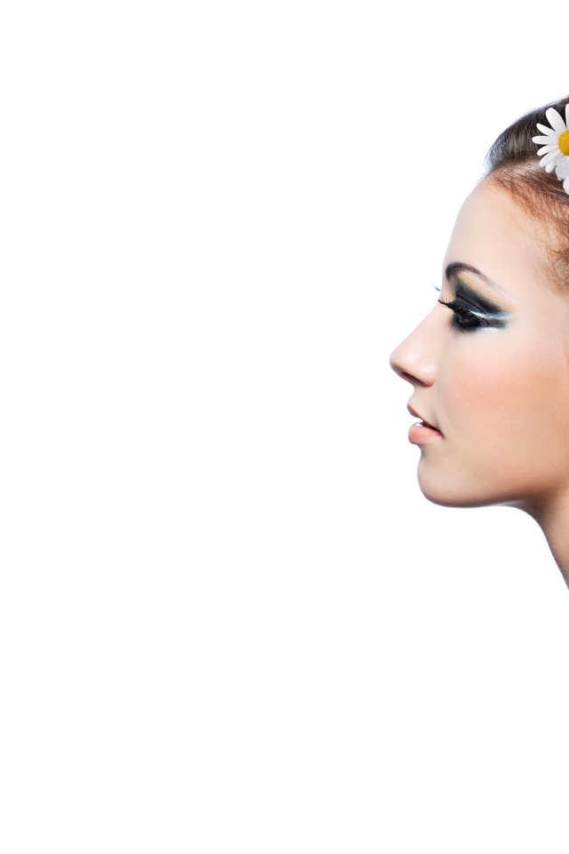 Брюнетка с ромашками в волосах