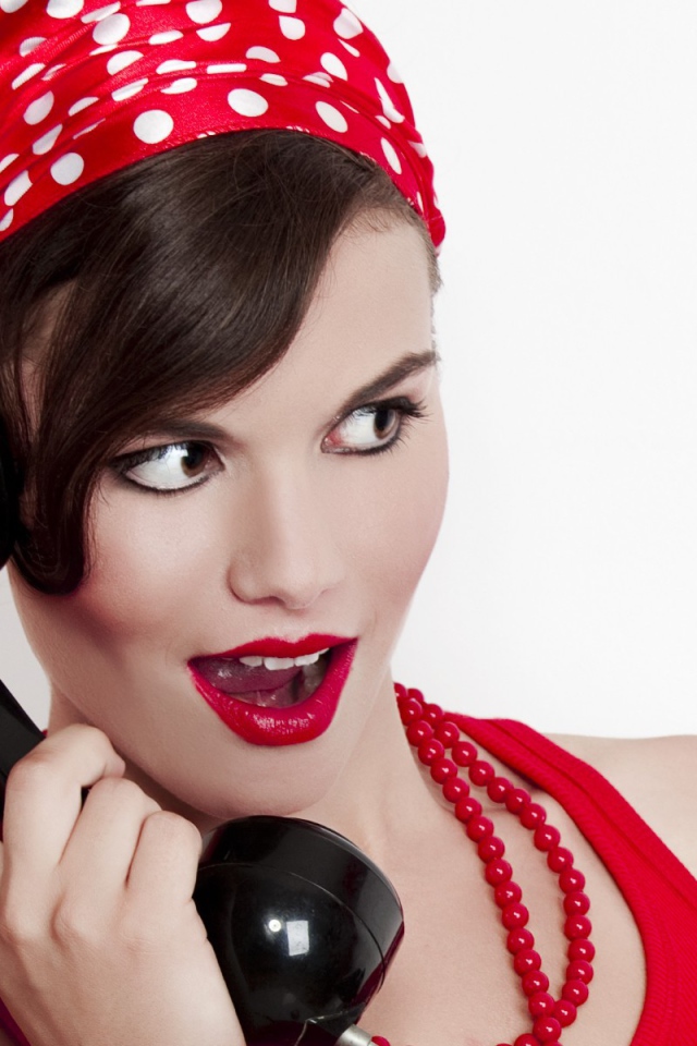 Брюнетка с телефоном