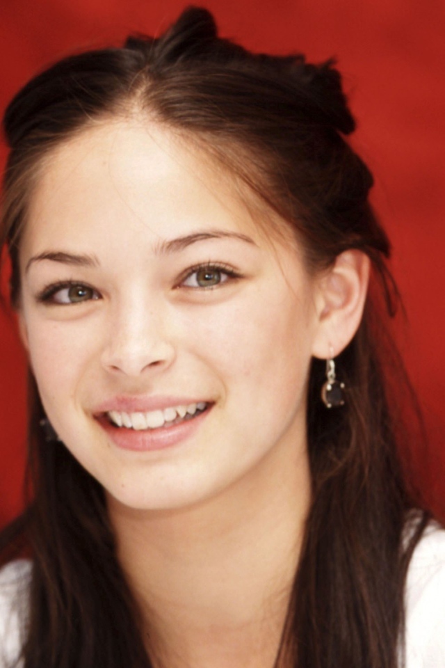 Кристин с приятной улыбкой