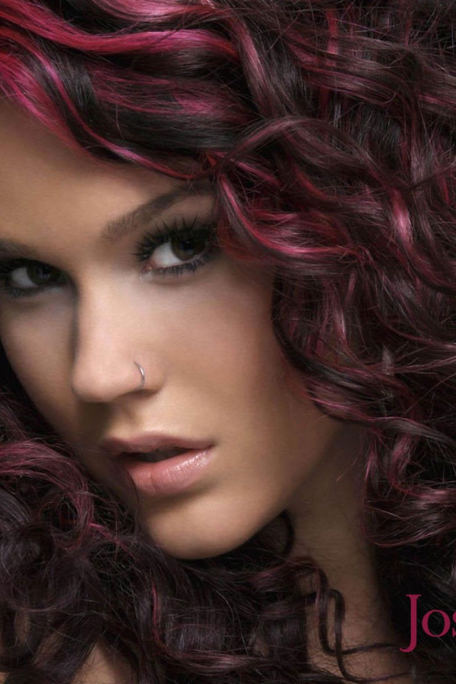 Кудрявая брюнетка