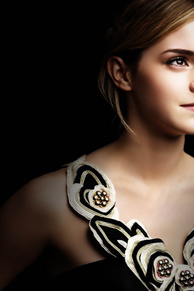 Эмма на черном фоне