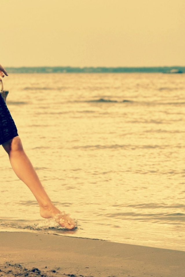 Девушка на берегу моря