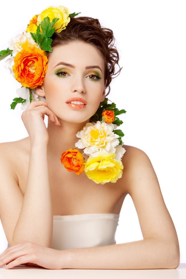 Девушка с цветами на голове