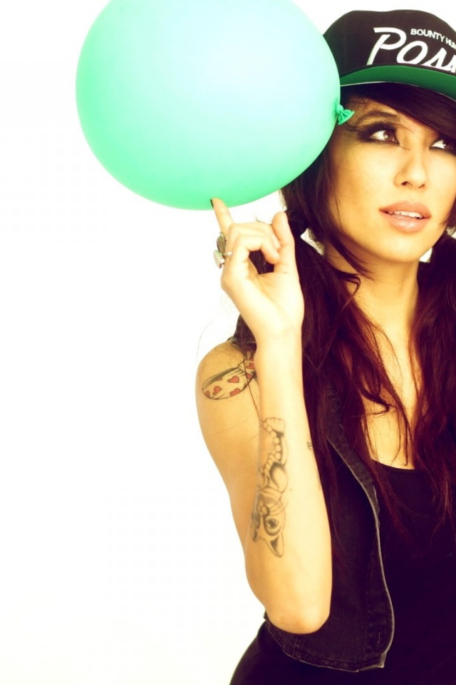 Девушка с зеленым шариком