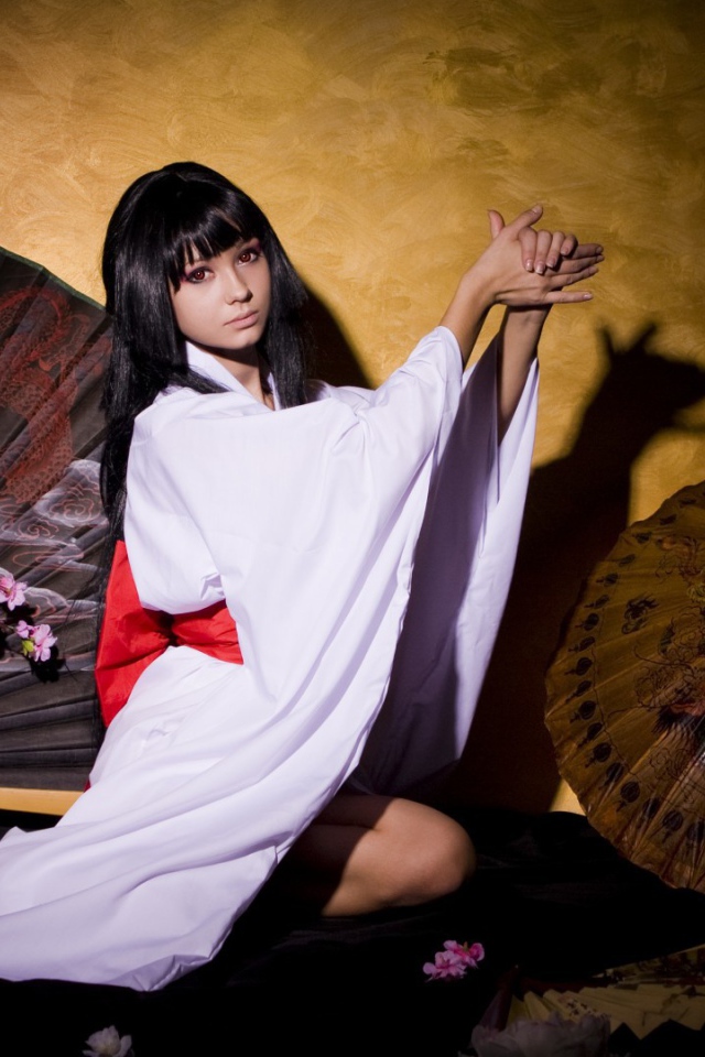 Японка показывает фигуру в театре теней