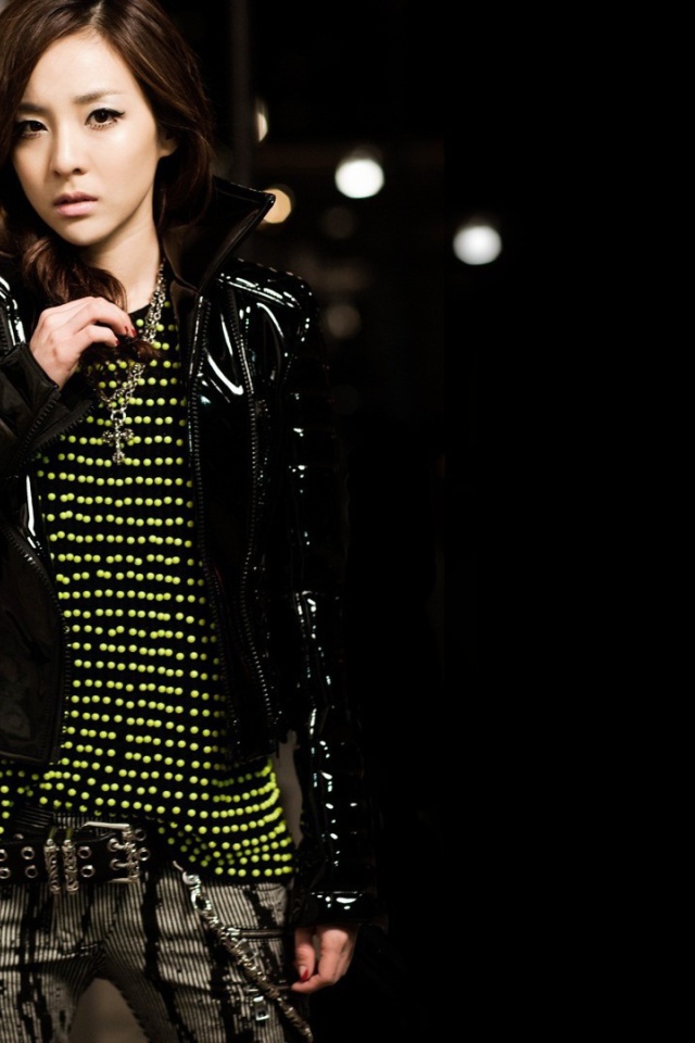 Японка в кожанной куртке