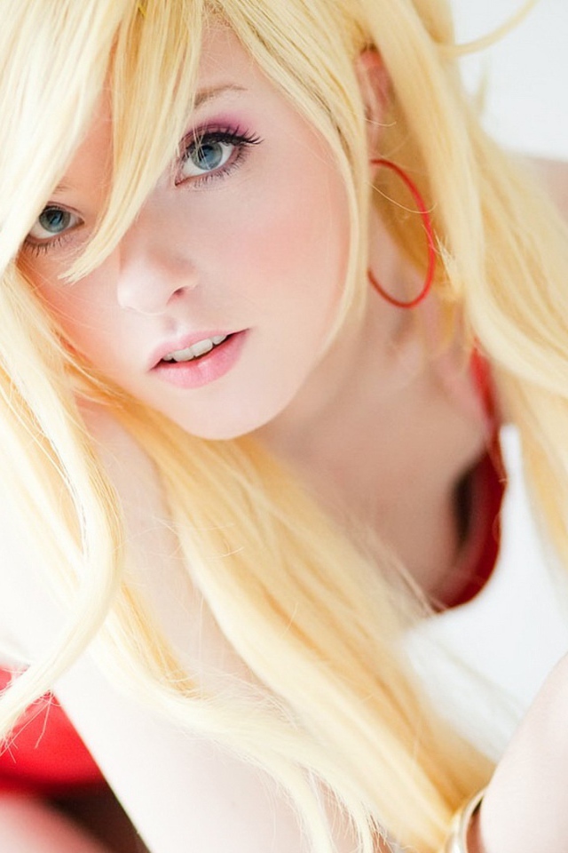 Портрет блондинки с серьгами