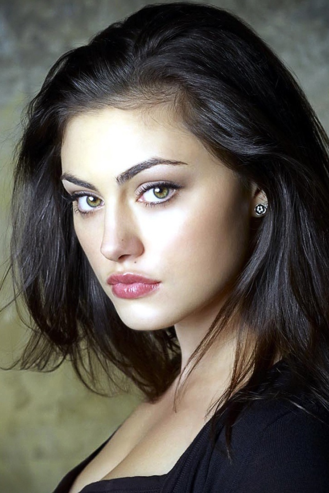 Портрет красивой брюнетки