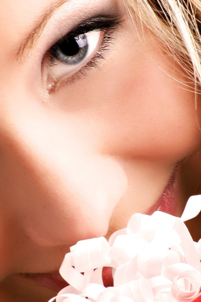 Портрет девушки с подарком