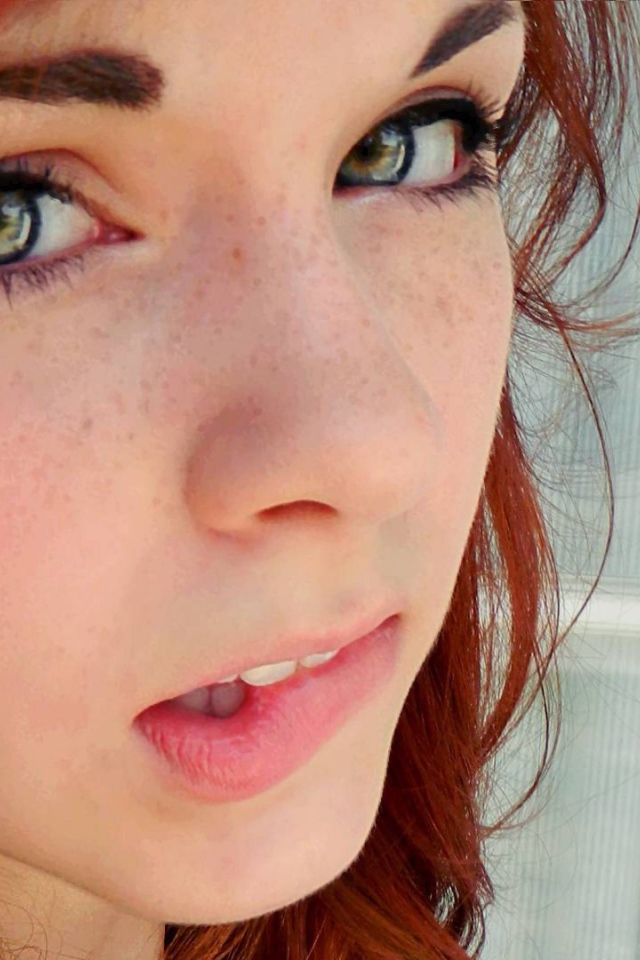 Портрет красивой рыжей девушки