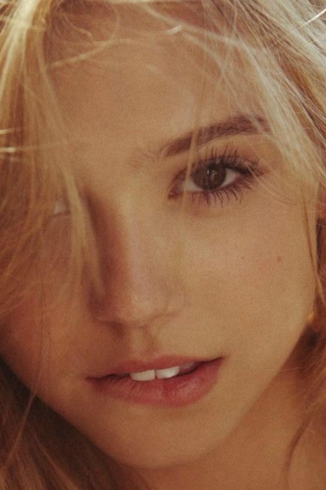 Милая блондинка