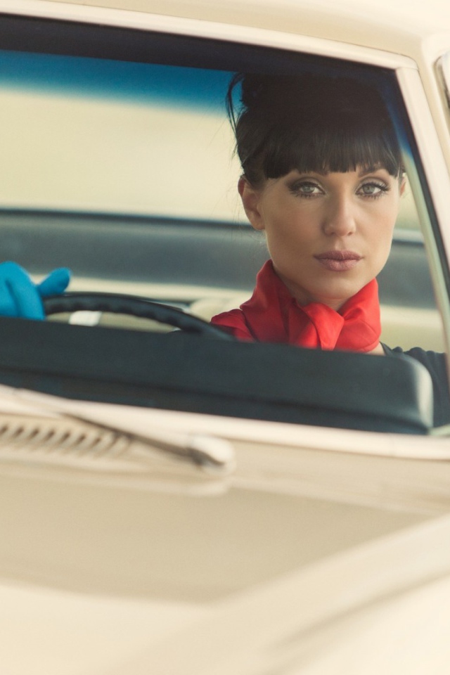 Девушка за рулем