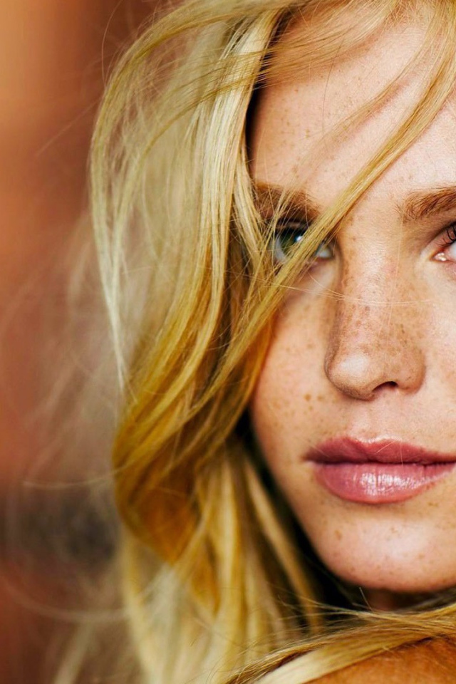 Рыжая девушка