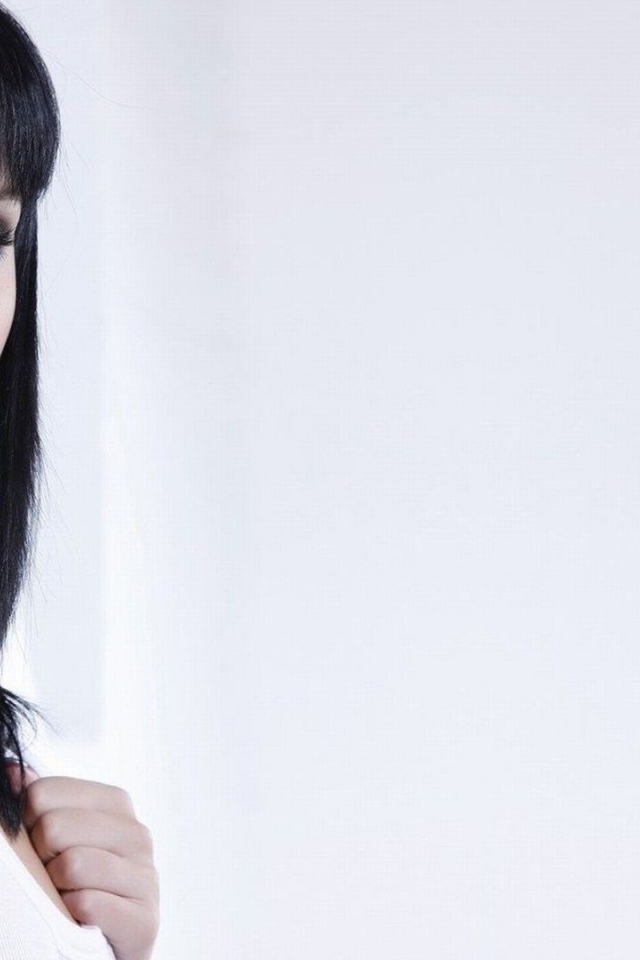 Жгучая брюнетка