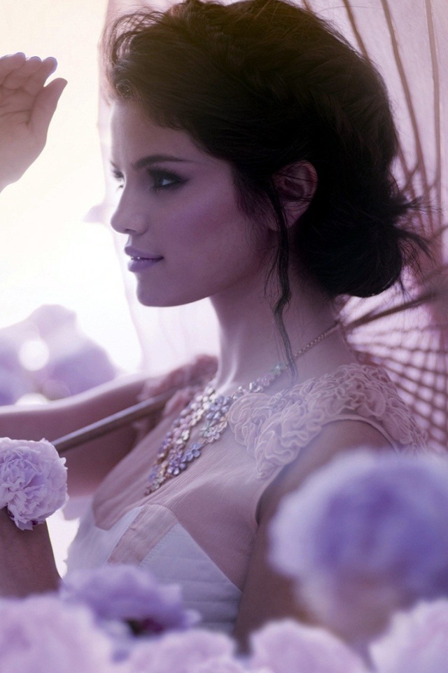 Селена Гомез с зонтиком