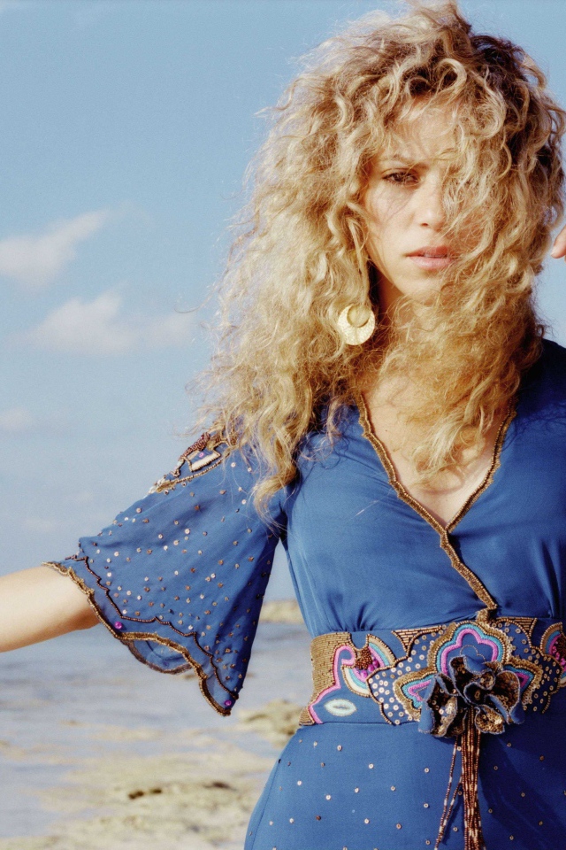 Певица Шакира на пляже