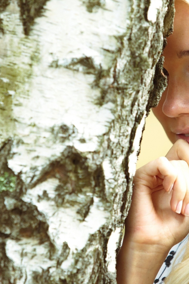 Блондинка у березы