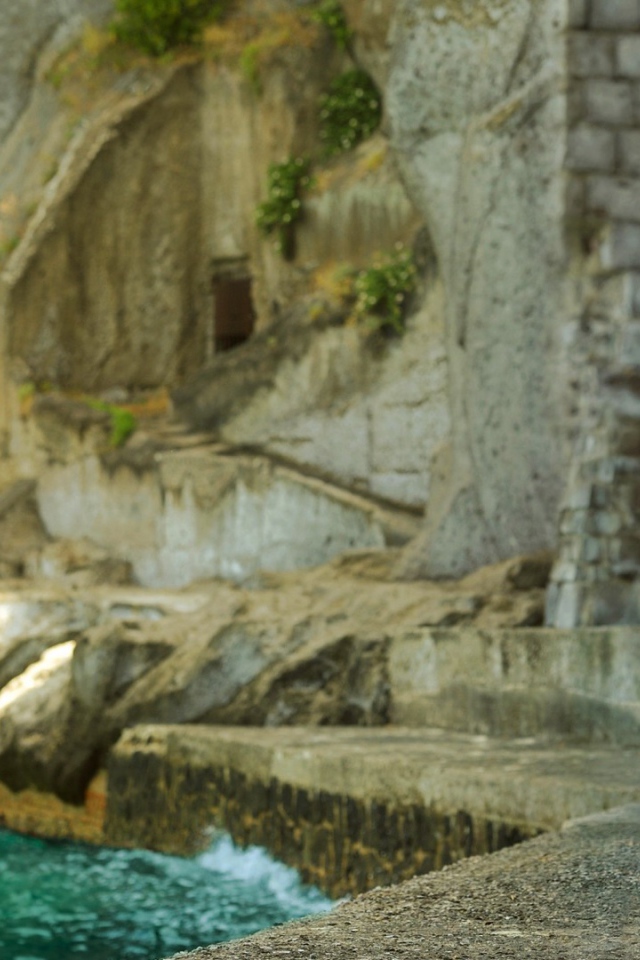 Девушка на набережной