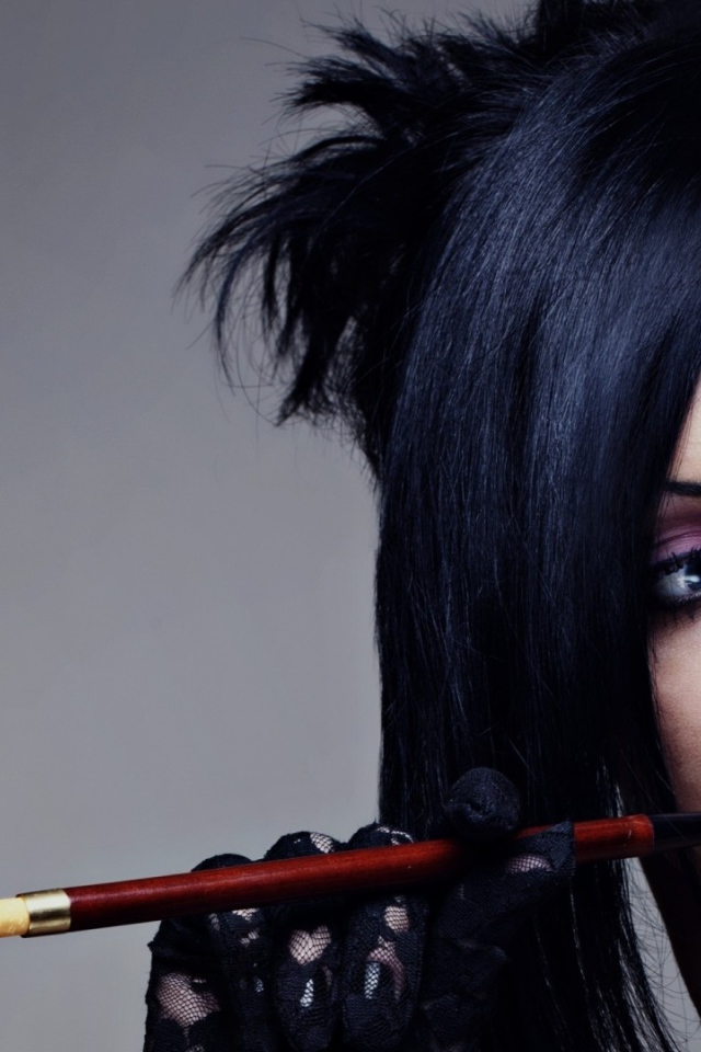 Девушка курит сигарету