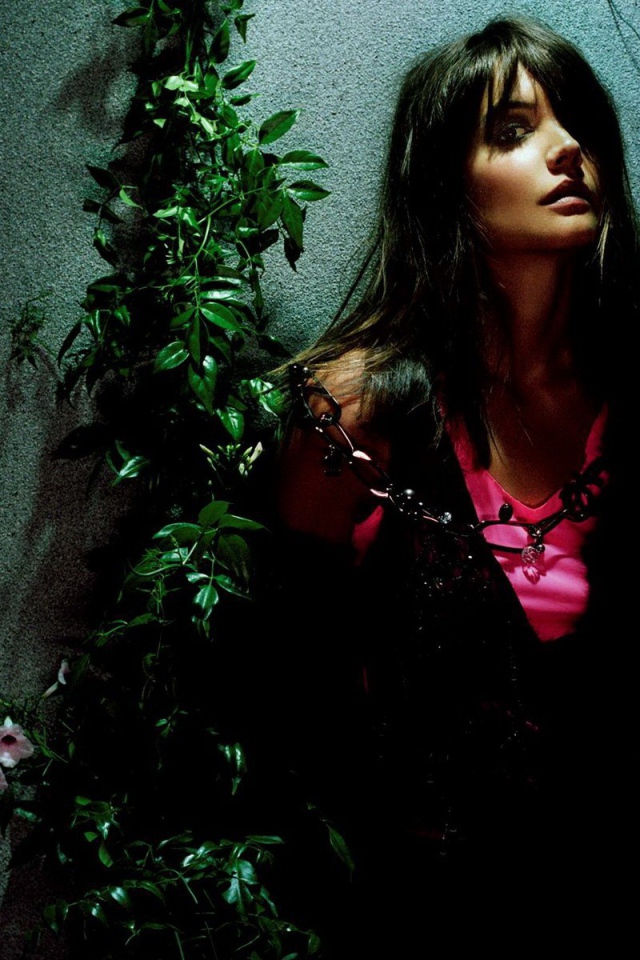 Женщина у стены