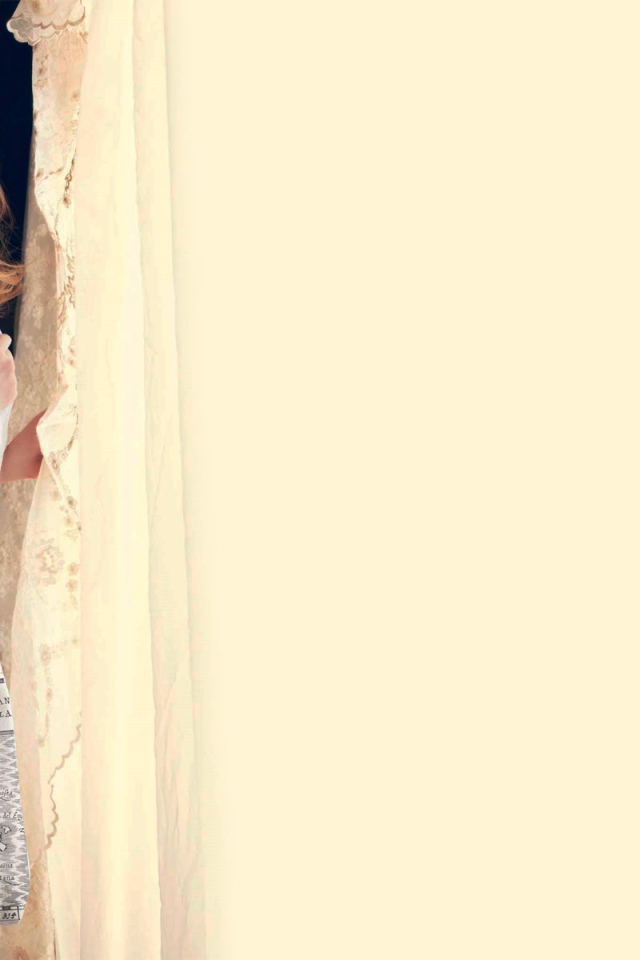 Актриса Скарлет у окна