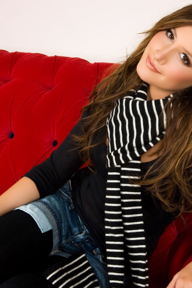 Актриса на красном диване