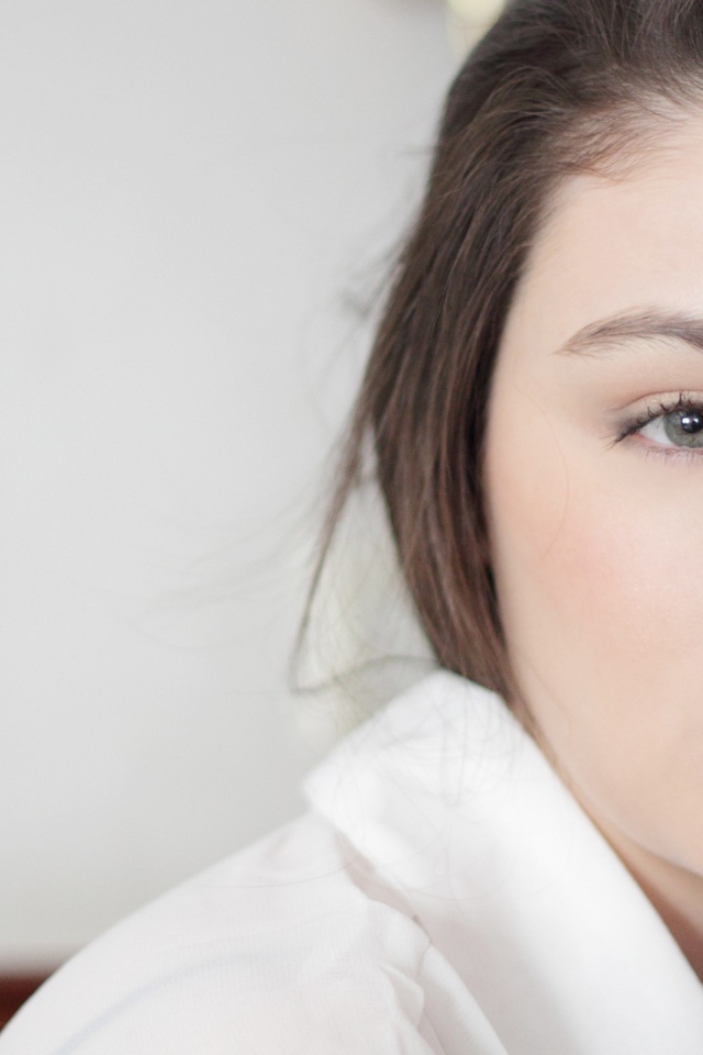 Женщина с серыми глазами