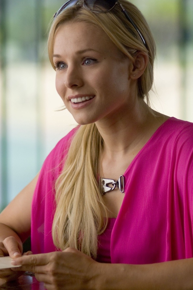 Актриса в розовом платье