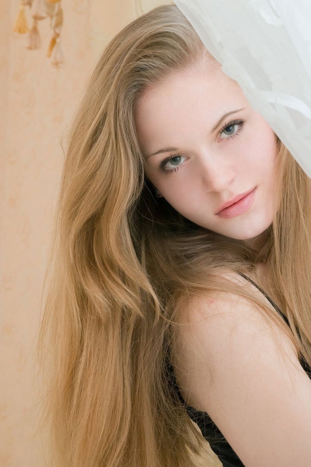 Блондинка за шторой