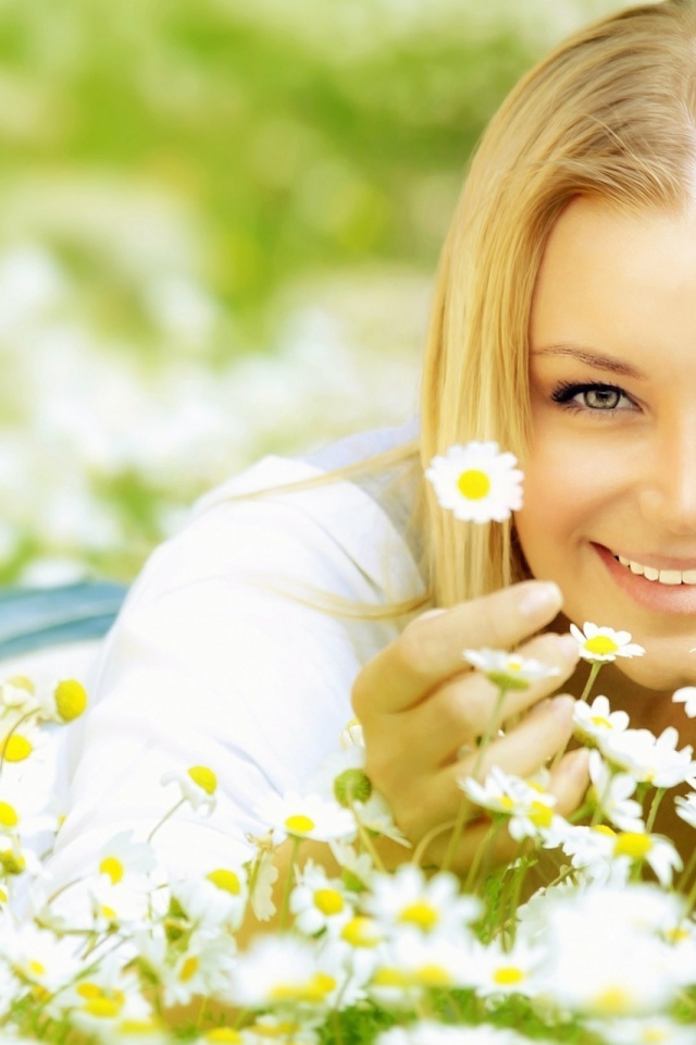 Блондинка лежит в ромашках
