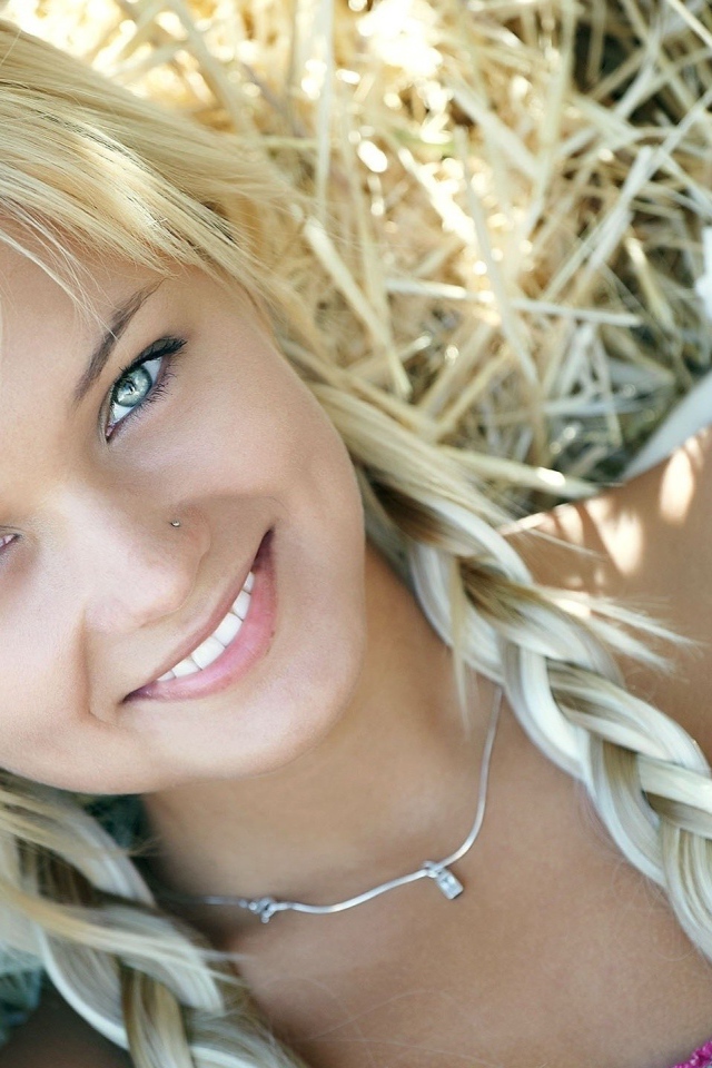 Блондинка с косичками