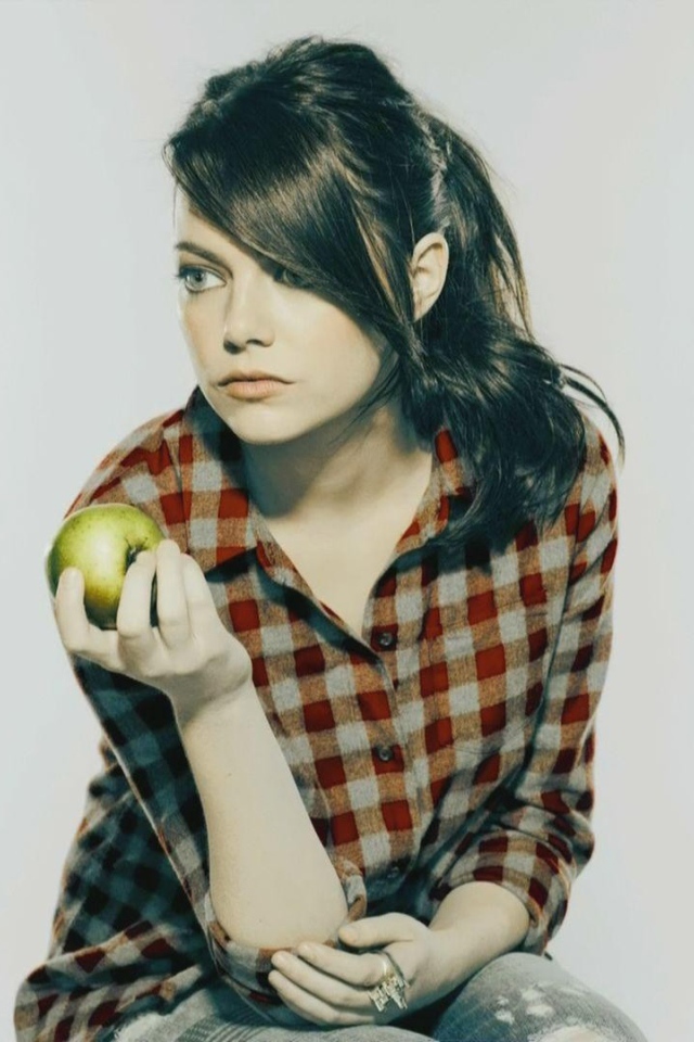 Эмма с яблоком