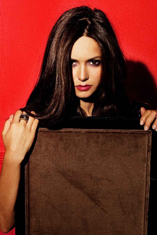 Нина у красной стены