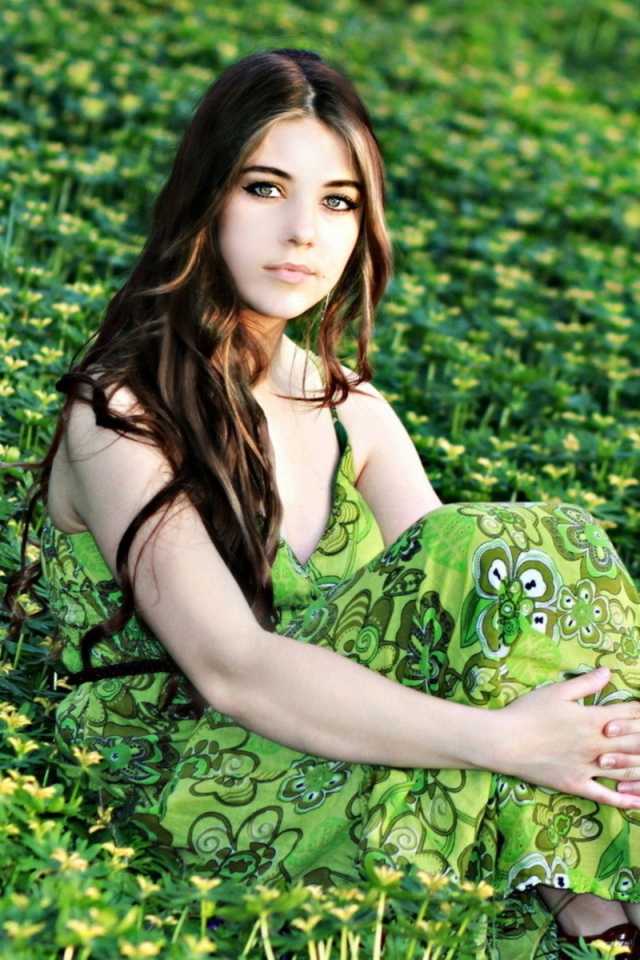 Брюнетка на зеленом поле