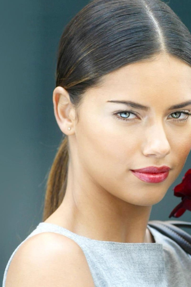 Адриана Лима с букетом роз