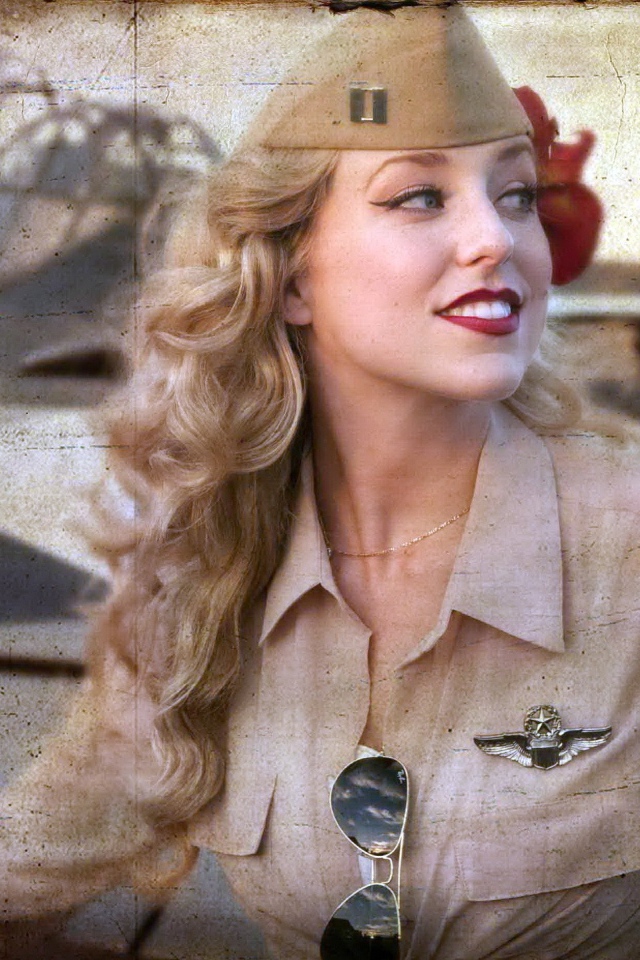 Блондинка в армейской форме