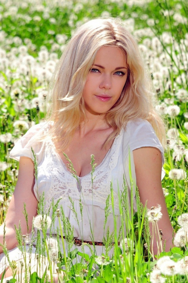 Блондинка в одуванчиках