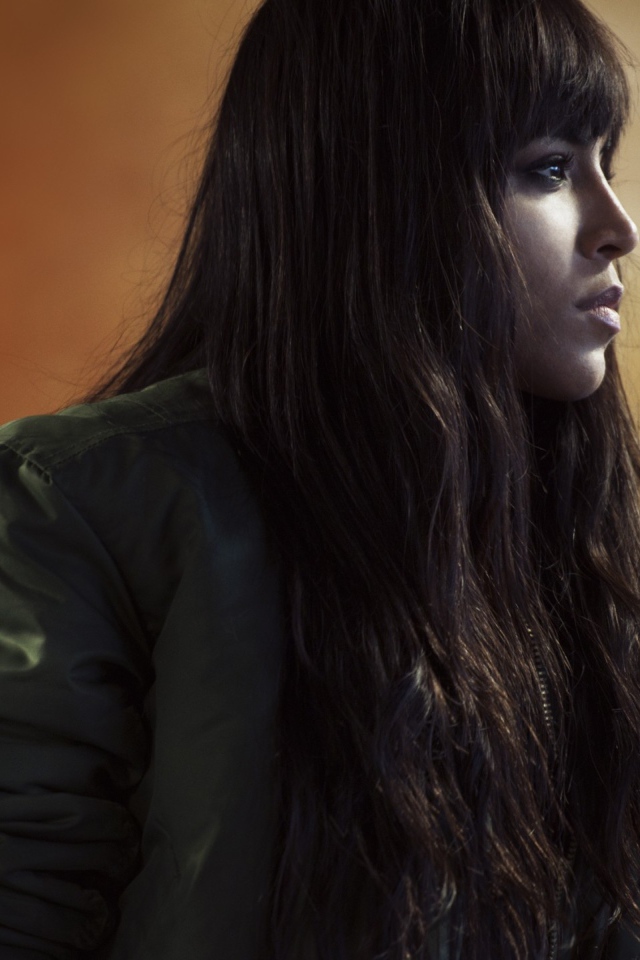 Брюнетка в куртке