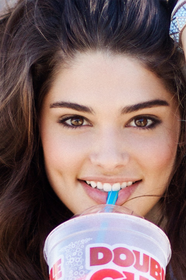 Кристина с коктейлем