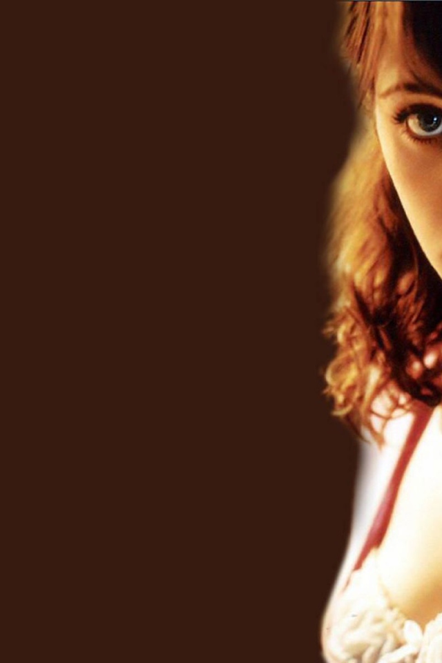 Дешанель на коричневом фоне