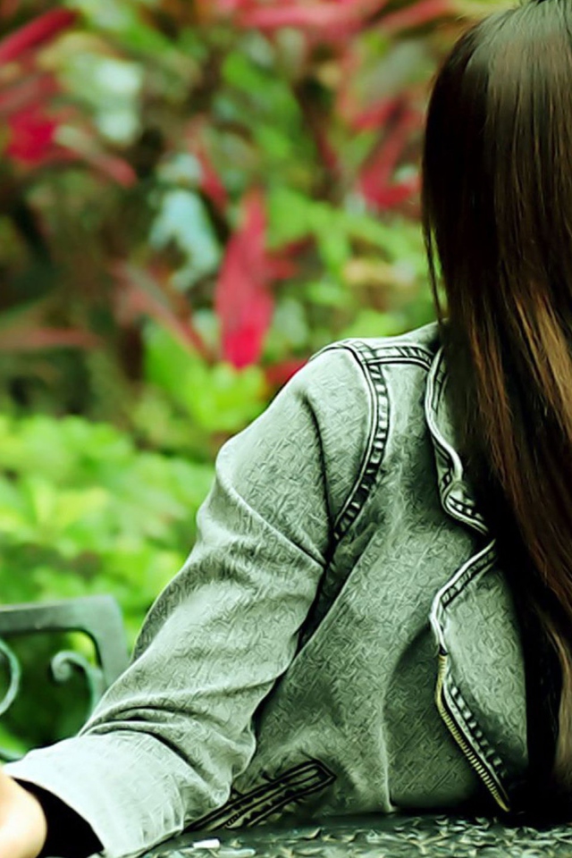 Мечтающая азиатская девушка