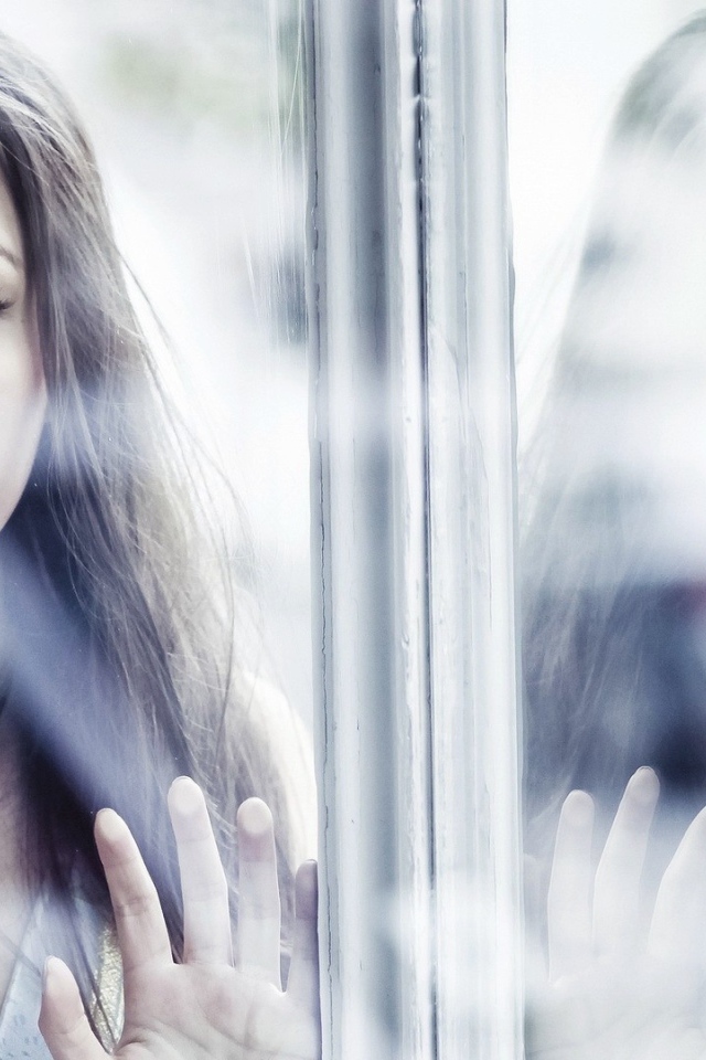 Девушка за окном