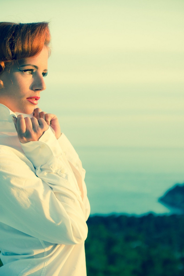 Девушка в белой куртке