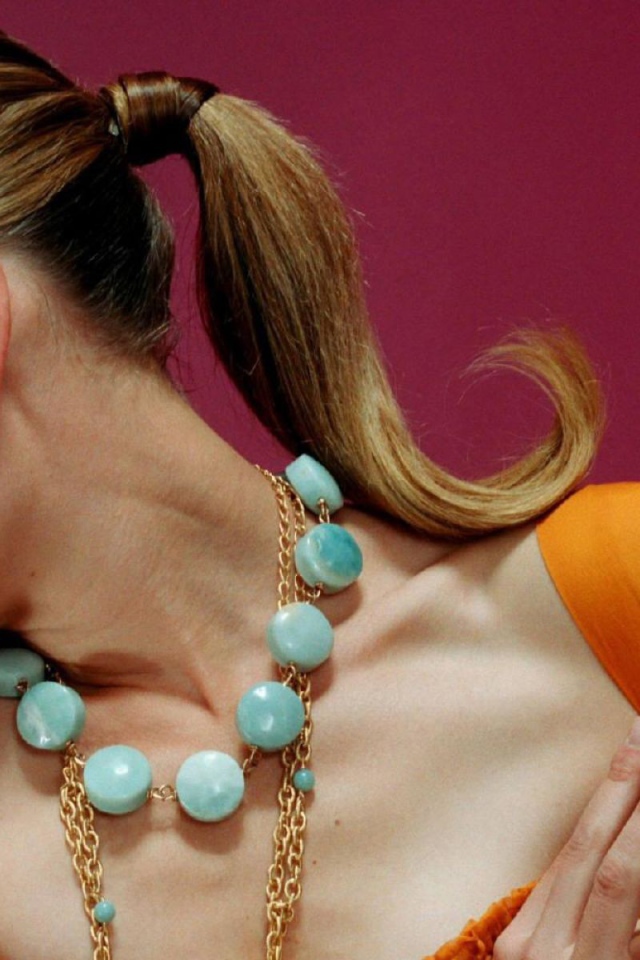 Девушка с бусами