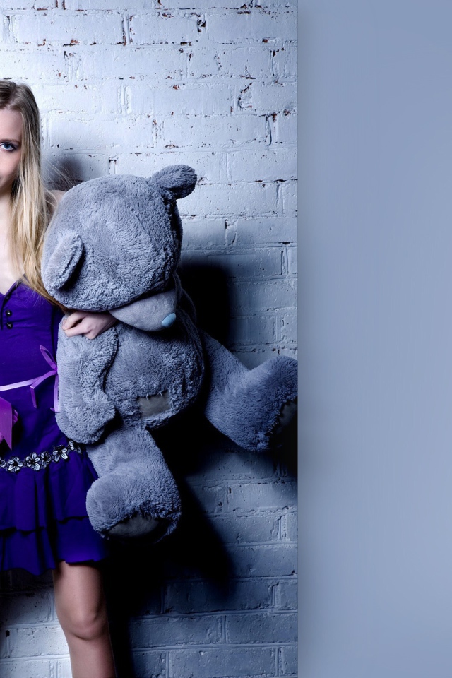 Девушка с мягкой игрушкой