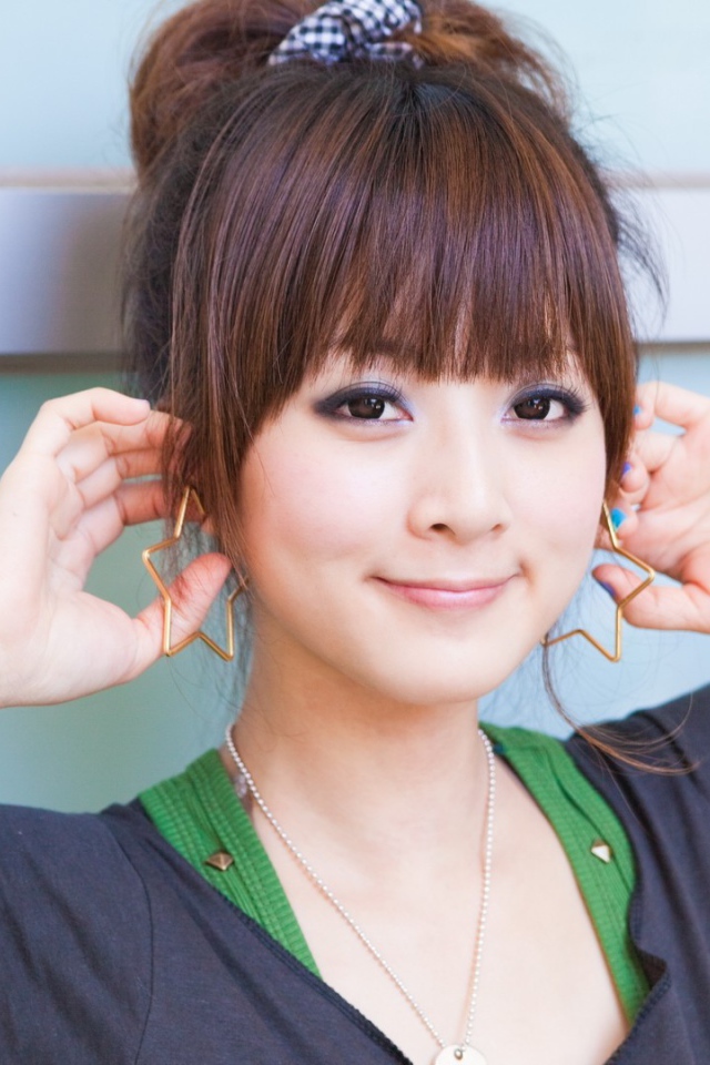 Японская девушка с украшениями