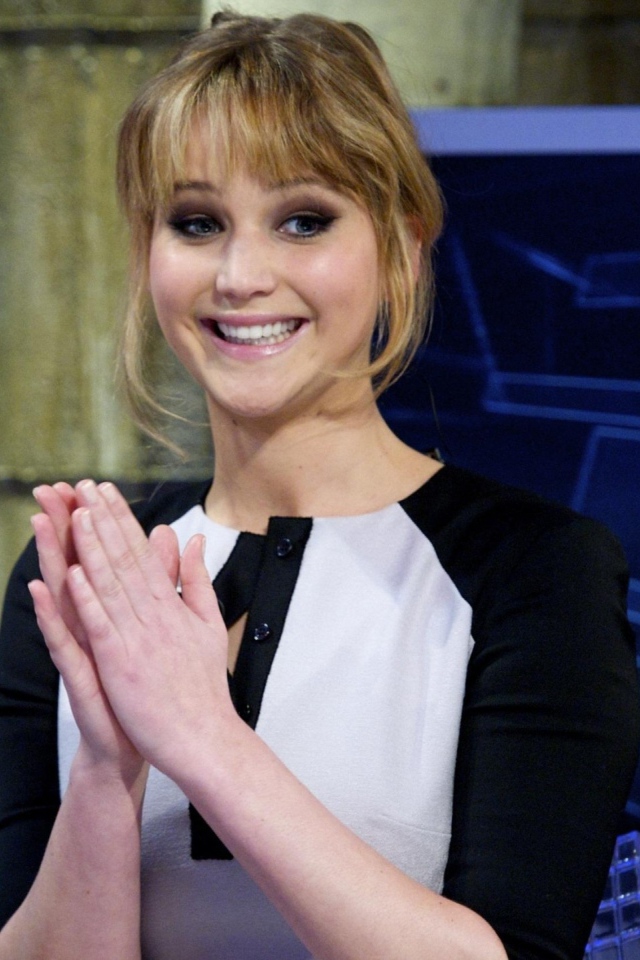 Дженнифер хлопает в ладоши